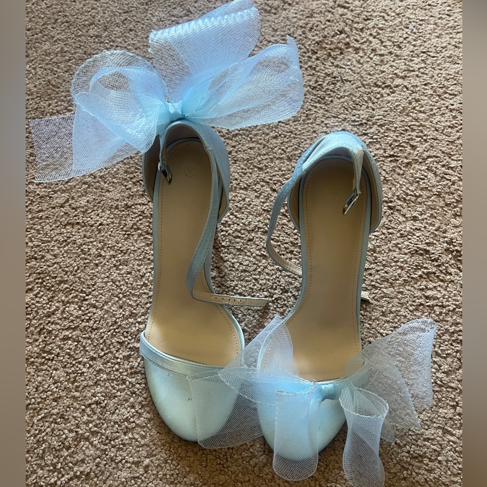 Blue satin heels with bows